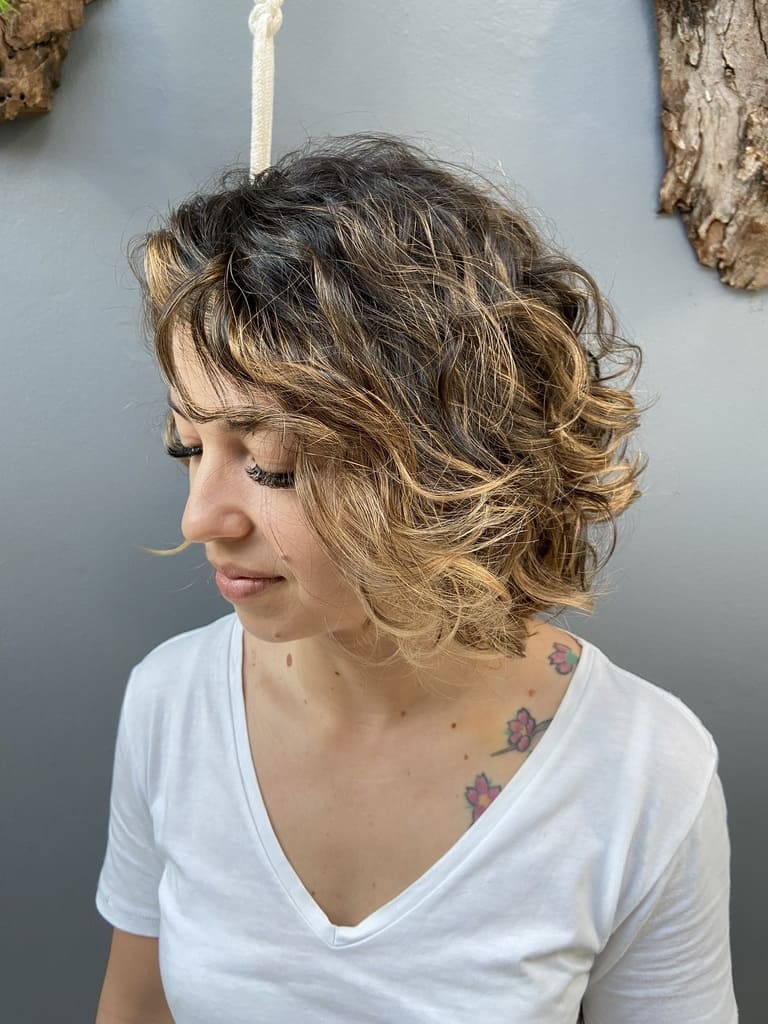 Bob cacheado com mechas